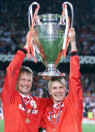 1999:  festeggia la Champions League  con Teddy Sheringham, dopo la rocambolesca vittoria del Manchester United sul Bayern Monaco. Afp